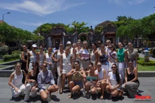 Des finalistes de Miss Univers Australia 2024 lors de leur visite dans la ville de Hôi An, province de Quang Nam. Photo: toquoc.vn.