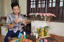 L'artisan de "tò he" Dang Van Hâu au travail. Photo : CVN.