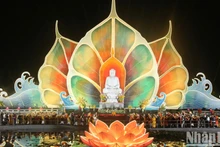 Cérémonie de lâcher des lanternes pour la paix dans le monde, organisée dans la soirée du 6 mai à l’Académie bouddhique, à Hô Chi Minh-Ville. Photo : NDEL