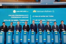 Le secrétaire général du Parti assiste au lancement de la ligne HCMV-Bali de Vietnam Airlines. 