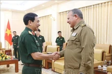 Le général d’armée Phan Van Giang, ministre de la Défense, et le général de division Victor Leonardo Rojo Ramos, chef de la Direction Politique du Ministère des Forces armées révolutionnaires de Cuba. Photo: VNA 