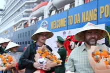 Près de 3.000 touristes arrivent dans la ville de Da Nang le premier jour du Nouvel An. Photo : VNA,