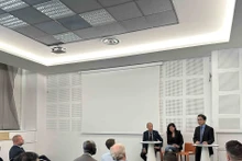Le consul honoraire Nguyen Cong Tot et le représentant en chef de l'Office du commerce du Vietnam en France Vu Anh Son ont présidé le forum. Photo : VNA.
