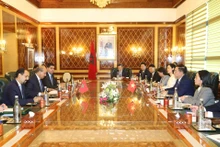 Entretien entre le secrétaire du Comité central du PCV et président de la Commission de la sensibilisation et de l’éducation du Comité central du PCV, Nguyên Trong Nghia, et le président de la Chambre des conseillers du Maroc, Enaam Mayara. Photo : VNA.