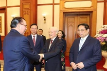 Le Secrétaire général du PCV, Nguyên Phu Trong (au milieu), à la rencontre des dirigeants et anciens dirigeants du Parti et de l’État vietnamiens, le 7 février à Hanoi. Photo: VNA.