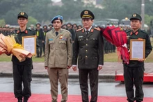 Le vice-ministre vietnamien de la Sécurité publique Luong Tam Quang (3e à gauche) remet la décision de création de l’unité de police constituée n°1, à Hanoi, le 11 janvier. Photo : vietnamnet.vn
