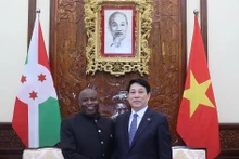 Le président vietnamien, Luong Cuong (droite) et le président du Burundi, Évariste Ndayishimiye. Photo : VNA. 