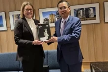 L’ambassadeur vietnamien en Australie, Pham Hung Tam (à droite), et la Première ministre de l’État australien de Victoria, Jacinta Allan. Photo: Ambassade du Vietnam en Australie.