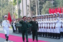 Le ministre vietnamien de la Défense, le général Phan Van Giang, et son homologue lao, le général de corps d’armée Khamliang Outhakaysone, le 18 décembre à Hanoi. Photo : VNA.