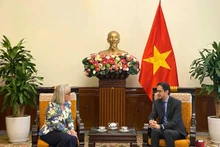Le vice-ministre vietnamien des Affaires étrangères, Do Hung Viet (à droite), et l’administratrice de l'Organisation internationale de la Francophonie (OIF), Caroline St-Hilaire, le 20 janvier à Hanoi. Photo: baoquocte.vn