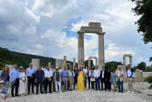 Le programme « Une journée à Aigai, première capitale de l’ancien royaume de Macédoine » attire la participation de différentes missions diplomatiques en Grèce. Photo: baoquocte.vn.