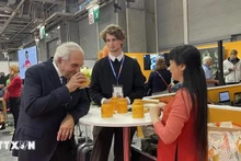 Philippe Juglar, président de l'AVPA déguste du thé vietnamien. Photo : VNA.