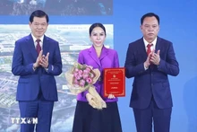 Dong Nai remet des certificats d'investissement à 17 projets