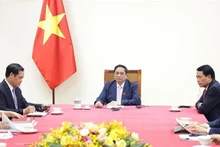Le Premier ministre vietnamien Pham Minh Chinh (centre) lors de son entretien téléphonique avec son homologue néerlandais Mark Rutte. Photo : VNA.
