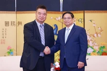Le Premier ministre Pham Minh Chinh (droite) et un dirigeant de KIFA. Photo: VNA