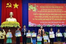 La Vice-Présidente vietnamienne Vo Thi Anh Xuân remet des cadeaux du Têt à Quang Nam. Photo : VNA.
