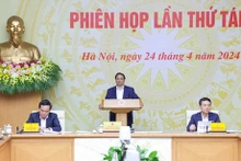 Le PM vietnamien Pham Minh Chinh (debout), lors de la 8e réunion du Comité national pour la transformation numérique, le 24 avril à Hanoï. Photo: VNA