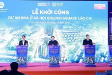 Le Premier ministre Pham Minh Chinh (centre) et les délégués donnent le coup d'envoi du projet de logements sociaux à Lào Cai. Photo : VNA.