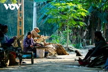 L'artisanat de chapeaux coniques attire toujours les touristes lors de leur visite dans la région montagneuse de Cao Bang. 