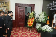 Les dirigeants vietnamiens rendent hommage à l'ancien président lao Khamtay Siphandone. Photo : VNA. 