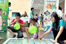Le programme « Découverte du patrimoine des pays » permet de faire découvrir aux enfants le pays et le peuple du Vietnam et d’autres pays du monde. Photo: Musée d’ethnographie du Vietnam.