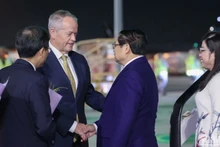 Le PM vietnamien Pham Minh Chinh et son épouse à leur arrivée à l’aéroport de Melbourne, en Australie, le 4 mars. Photo : NDEL.
