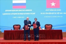 Les deux Premiers ministres vietnamien (à droite) et russe signent un communiqué conjoint. Photo : VNA.
