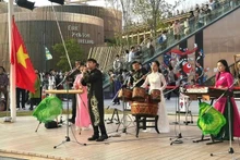Le programme artistique « La beauté du Vietnam » attire l'attention d'un grand nombre de visiteurs internationaux, dont les Japonais.