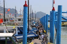 Des touristes au départ du port international de croisière d'Ha Long, dans la province de Quang Ninh. Photo: baoquangninh.