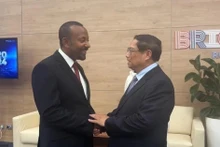 Le Premier ministre Pham Minh Chinh (droite) et son homologue éthiopien Abiy Ahmed Ali. Photo : VNA. 