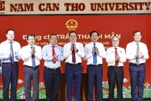 Le président de l’Assemblée nationale Trân Thanh Mân (centre) lors de sa séance de travail avec l’Université Nam Can Tho, le 22 janvier. Photo : VNA.