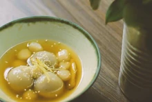 Les boulettes de riz gluant au sirop de gingembre (che troi nuoc). Photo : Dienmayxanh.