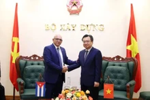 Le ministre vietnamien de la Construction, Nguyen Thanh Nghi (à droite), et son homologue cubain René Mesa Villafana. Photo : VNA.