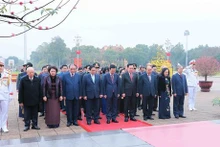 Une délégation du Parti, de l’État, de l’Assemblée nationale, du gouvernement et du Front de la Patrie du Vietnam rend hommage au Président Hô Chi Minh dans son mausolée, le 7 février à Hanoi. Photo : VNA.