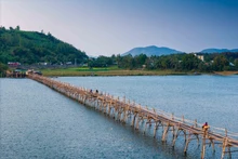 Le pont enjambe la rivière Phu Ngan, dans le district de Tuy An. Il relie les villages de la commune d'An Ninh Tay, district de Tuy An, au quartier de Xuan Dai, cité municipale de Song Cau. 