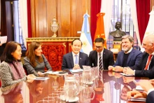 Vue générale de la séance de travail entre la délégation de Hanoï et le conseil et l'administration de Buenos Aires, le 12 août dans la capitale argentine. Photo: VNA.