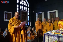 Vénérable Thich Huê Thông, vice-président du Conseil exécutif de la Sangha bouddhiste du Vietnam, vice-président du Comité d'organisation du Vesak 2025 préside la cérémonie. Photo: VOV