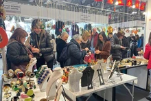 La 28e Foire internationale de l'artisanat Artigiano in Fiera, qui a lieu du 30 novembre au 8 décembre à Milan, en Italie, attire la participation de près de 2 800 entreprises venues de 90 pays et territoires à travers le monde, dont 20 entreprises vietnamiennes. Photo : P.OCDL