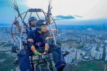 Les touristes peuvent expérimenter le paramoteur et admirer Hô Chi Minh-Ville d'en haut. Photo : VNA.