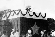 Le matin du 2 septembre 1945, sur la place Ba Dinh, le président Ho Chi Minh a lu la Déclaration d'indépendance, donnant naissance à la République démocratique du Vietnam. Photo : VNA.