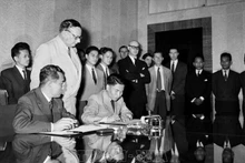 Signature de l'accord sur la cessation des hostilités au Vietnam. Les accords similaires concernant le Cambodge et le Laos ont été signés après. Photo : archives de la VNA.