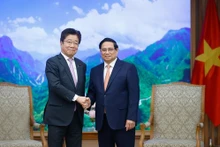 Le Premier ministre vietnamien Pham Minh Chinh (à droite) et le ministre japonais des Finances, Kato Katsunobu. Photo : Nhât Bac/VGP.