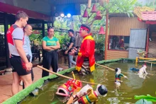 Lors de leur séjour à Hue Lotus Homestay, des étudiants français a l’occasion de découvrir l’art des marionnettes sur l'eau du Vietnam. Photo : SGTT.