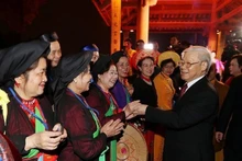 Le Secrétaire général du PCV Nguyên Phu Trong et des artistes vietnamiennes, le 15 février 2018 à Hanoï. Photo : VNA.