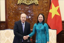 La Présidente par intérim Vo Thi Anh Xuân (à droite) et l’ambassadeur d’Algérie au Vietnam, Abdelhamid Boubazine, le 24 avril à Hanoi. Photo : VNA.