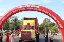 Lors de la cérémonie pour l’expédition du premier lot de 10 tonnes de noix de macadamia vers la République de Corée. Photo : daklak.gov.vn.