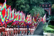 La Fête des temples des rois Hùng constitue une grande fête imprégnée d’identité culturelle nationale, un symbole de la solidarité, de la convergence vers la culture communautaire des ethnies du Vietnam. Photo : VNA.