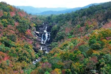 La cascade Eatul (également connue sous le nom de Ia Tul) est cachée au milieu d'une vieille forêt du district de Ia Pa, province de Gia Lai. Photo : Dinh Cong Luong. 