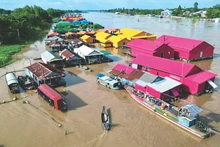 Le village de radeaux colorés de Châu Dôc, province d’An Giang. Photo : CVN.
