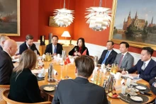 Lors de la rencontre entre le vice-Premier ministre Trân Hông Hà et le président du Parlement danois Soren Gade, à Copenhague, le 26 novembre. Photo : VNA